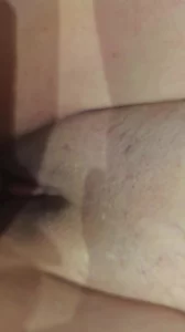 无套干别人的老婆，给她刮了毛